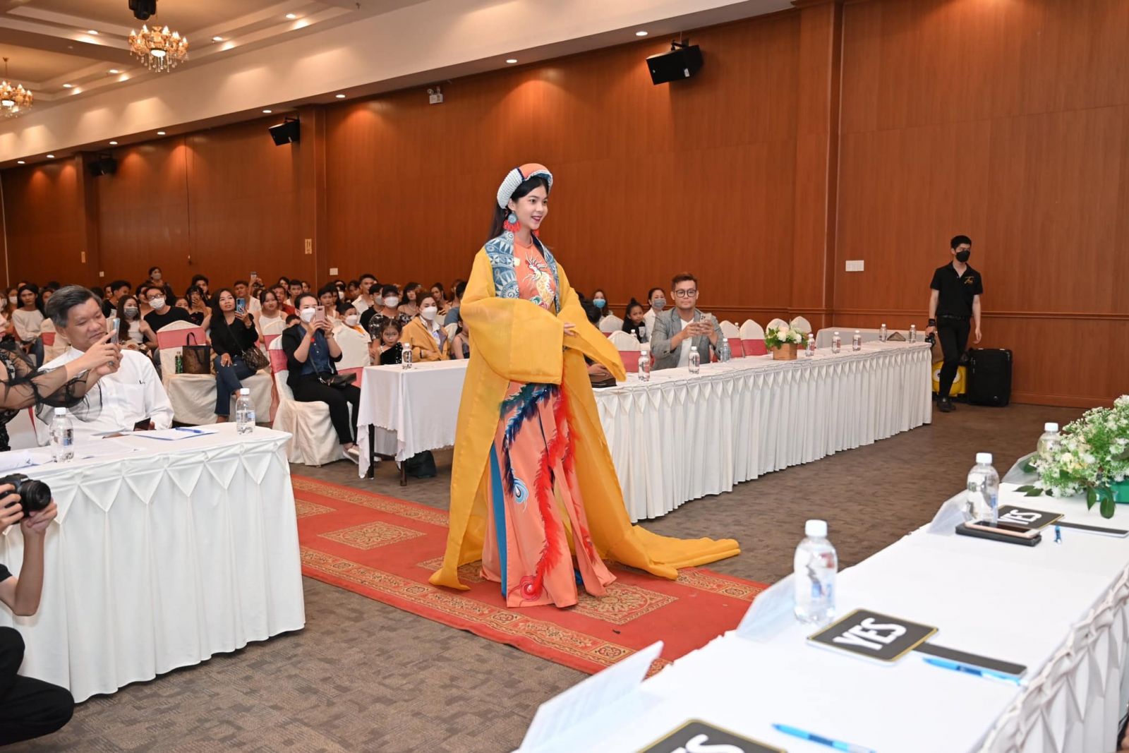 Nhà thiết kế Ngô Ngọc Tuyền, Thiện Trần trao tặng BST “Phượng Hoàng Tung Cánh” cho Cửu Long Fashion Week 2022-3
