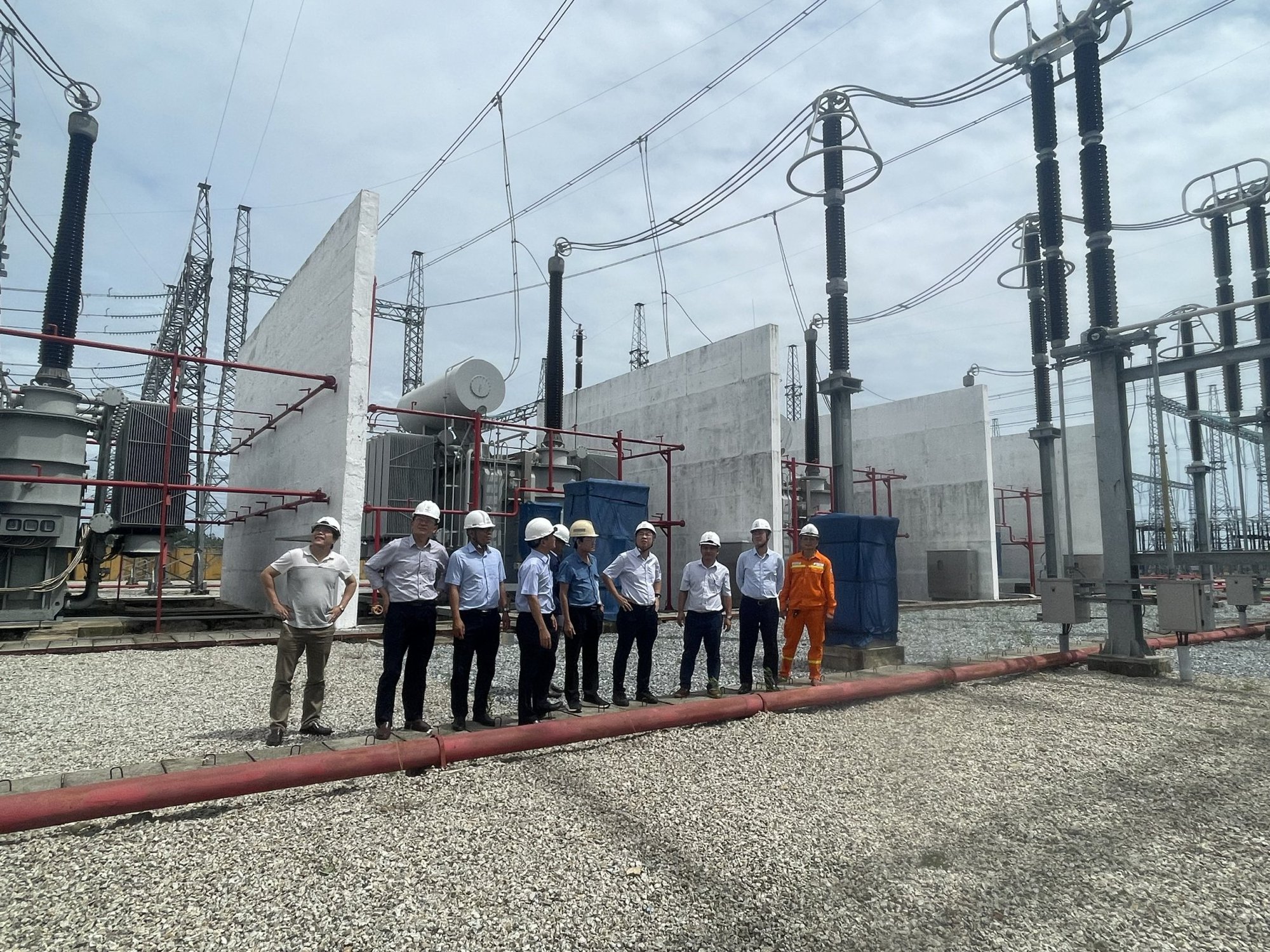 EVNNPT đã hoàn thành công tác khắc phục sự cố lưới điện do bão số 4 gây ra-2
