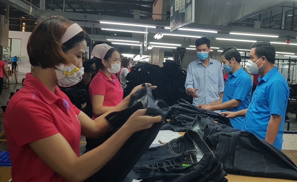 LĐLĐ tỉnh Ninh Bình: Tập trung hỗ trợ người lao động bị mất việc, giãn việc-2