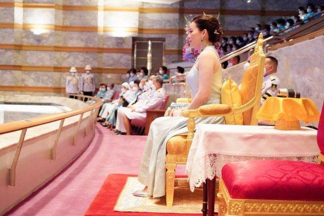 Chỉ cần một bộ váy nhã nhặn và áo choàng đơn giản, hoàng hậu Suthida (Thái Lan) đã thể hiện sự quý phái sang trong tột bậc, chiếm trọn tình cảm của người nhìn-9