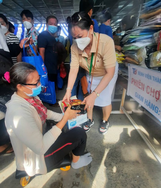 Hơn 500 bệnh nhân nghèo Bệnh viện TP Thủ Đức mua hàng miễn phí tại Phiên chợ 0 đồng-1