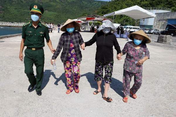 Tàu bệnh viện của Hải quân Việt Nam khám bệnh cho người dân Phú Yên-2