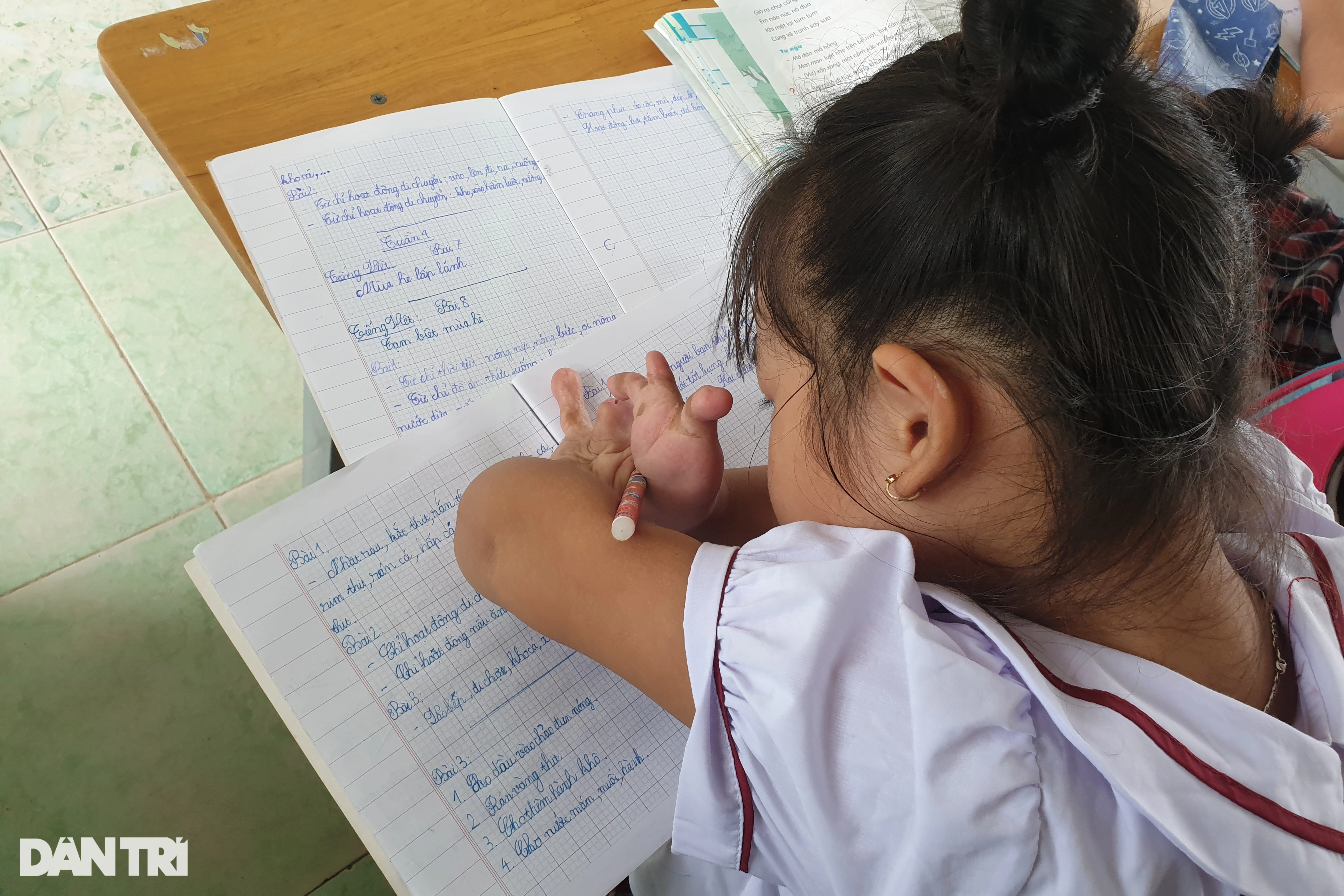 Nghị lực của cô học trò lớp 3 viết chữ bằng cùi tay-3