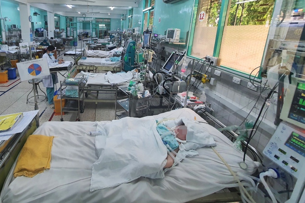 Người mẹ khóc ngất, vái lạy ngoài phòng ICU xin sự sống cho con trai u não-4