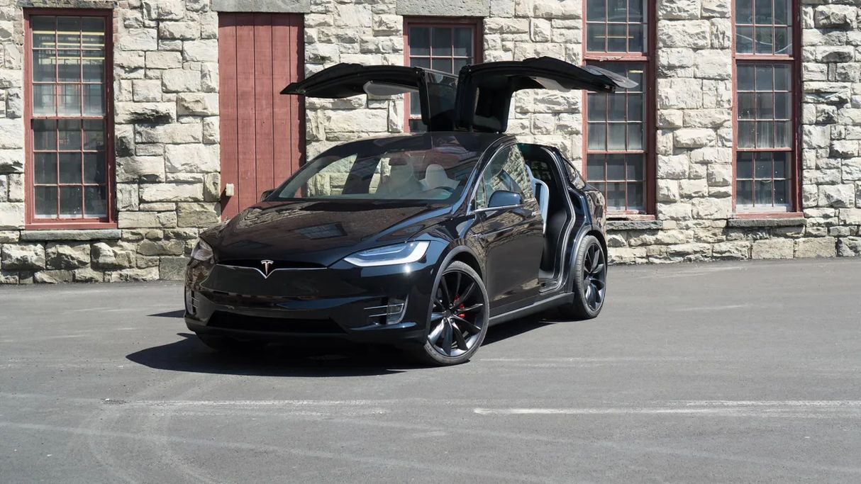Chủ xe phải bồi thường 1400 USD vì gọi Tesla Model X là “món đồ chơi tự sát”-1