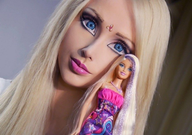 Câu chuyện kỳ lạ đằng sau phiên bản búp bê Barbie và Ken ngoài đời thực-3