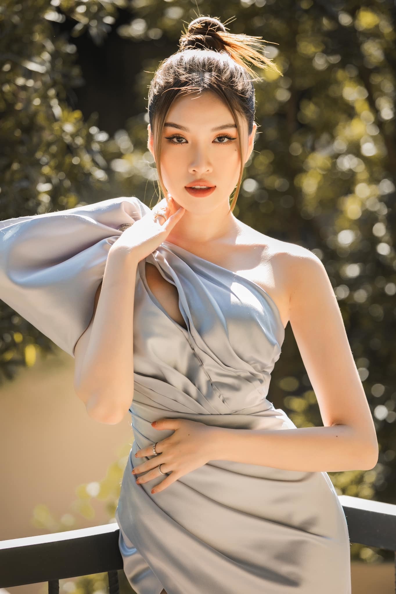 MC Hoa hậu Hoàn vũ Việt Nam 2022 sở hữu đôi chân dài 1m1, 'gây sốt' với khả năng dẫn song ngữ-1