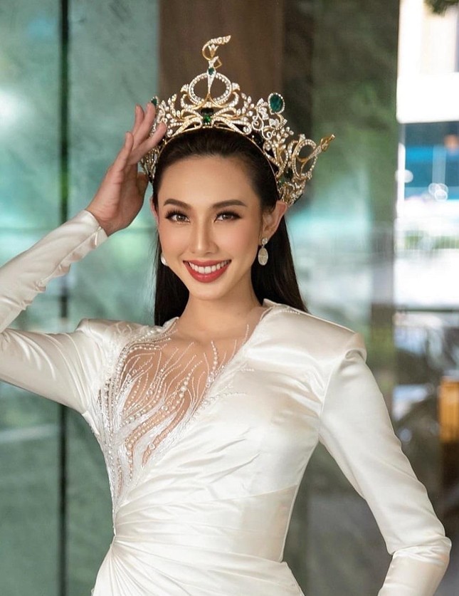 Không chỉ Hoa hậu Thùy Tiên, rất nhiều nàng hậu đình đám cũng từng gặp sự cố với vương miện-2