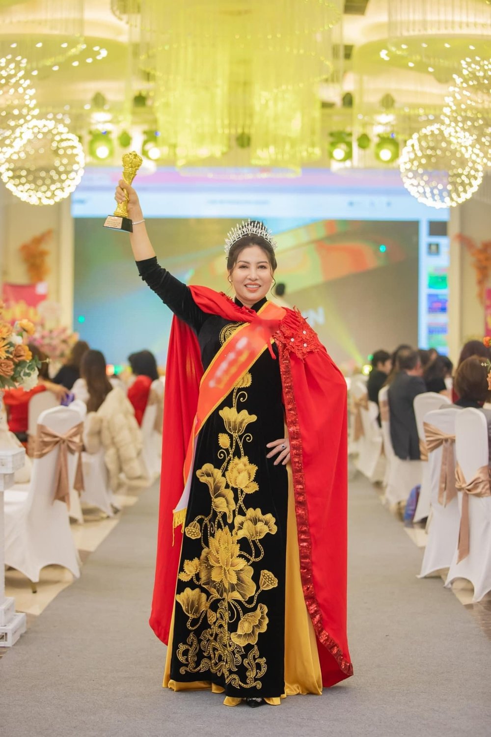 Mẹ Phạm Hương gây chú ý khi đăng quang Hoa hậu ở tuổi U60-2