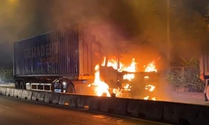 Video: Xe container bốc cháy dữ dội kèm tiếng nổ lớn-img