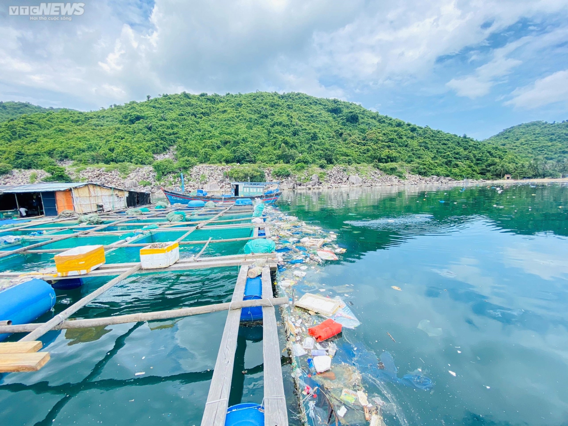 Rác thải nhựa ngập ngụa quanh các bè nuôi thuỷ sản ở vịnh Vũng Rô, Phú Yên-2
