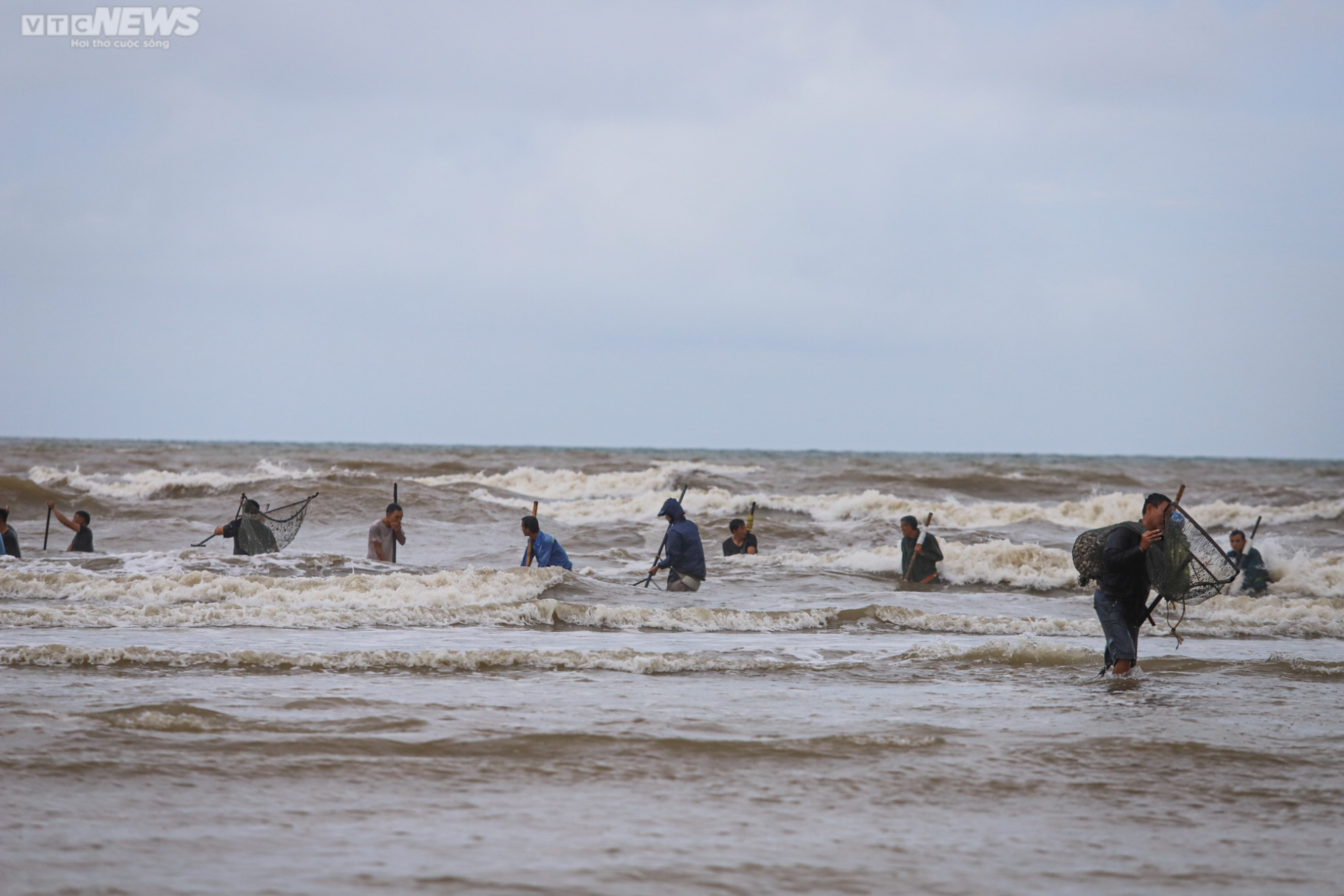 Ảnh: Người Hà Tĩnh đổ xô ra biển vớt sò lông sau mưa bão-1