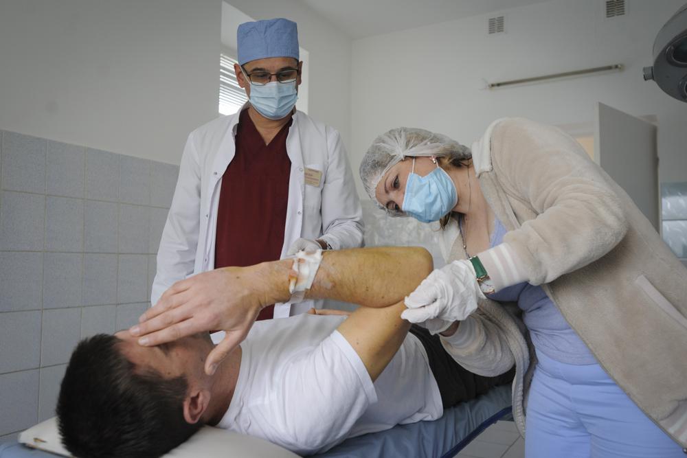 Bác sĩ Ukraine phẫu thuật dưới ánh đèn pin khi lưới điện bị đánh sập-5