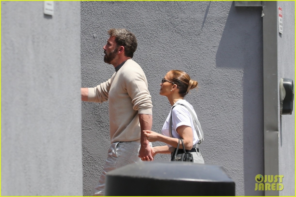 Jennifer Lopez lên đồ điệu đà, tình cảm nắm tay bạn trai trên phim trường-8