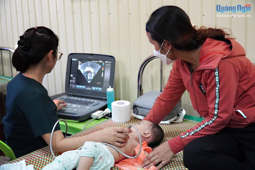 Khám sàng lọc bệnh tim miễn phí cho 500 trẻ em huyện Trà Bồng-3