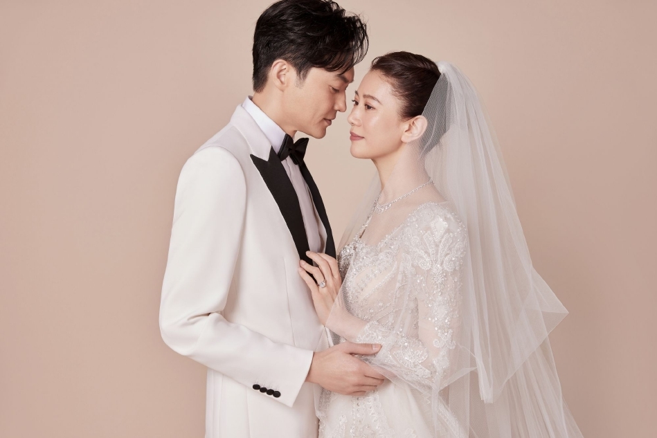 Sau hơn 20 năm chung sống, Trương Trí Lâm và Viên Vịnh Nghi lần đầu chụp ảnh cưới, tổ chức hôn lễ-5