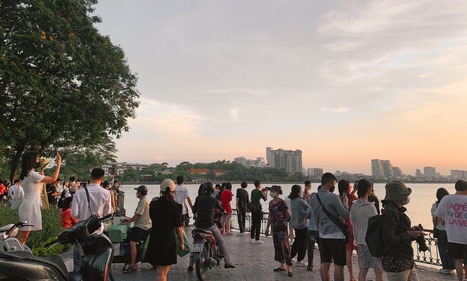 Giới trẻ Hà Nội rủ nhau đi ngắm hoàng hôn hồ Tây đông nghịt ngày cuối tuần: 