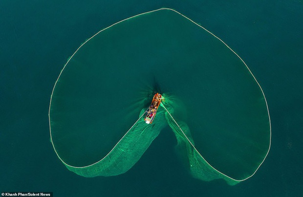 Hình ảnh ngư dân tung lưới đánh cá đầy "ảo diệu" ở Bình Định khiến ai cũng trầm trồ về cảnh sắc Việt Nam-9