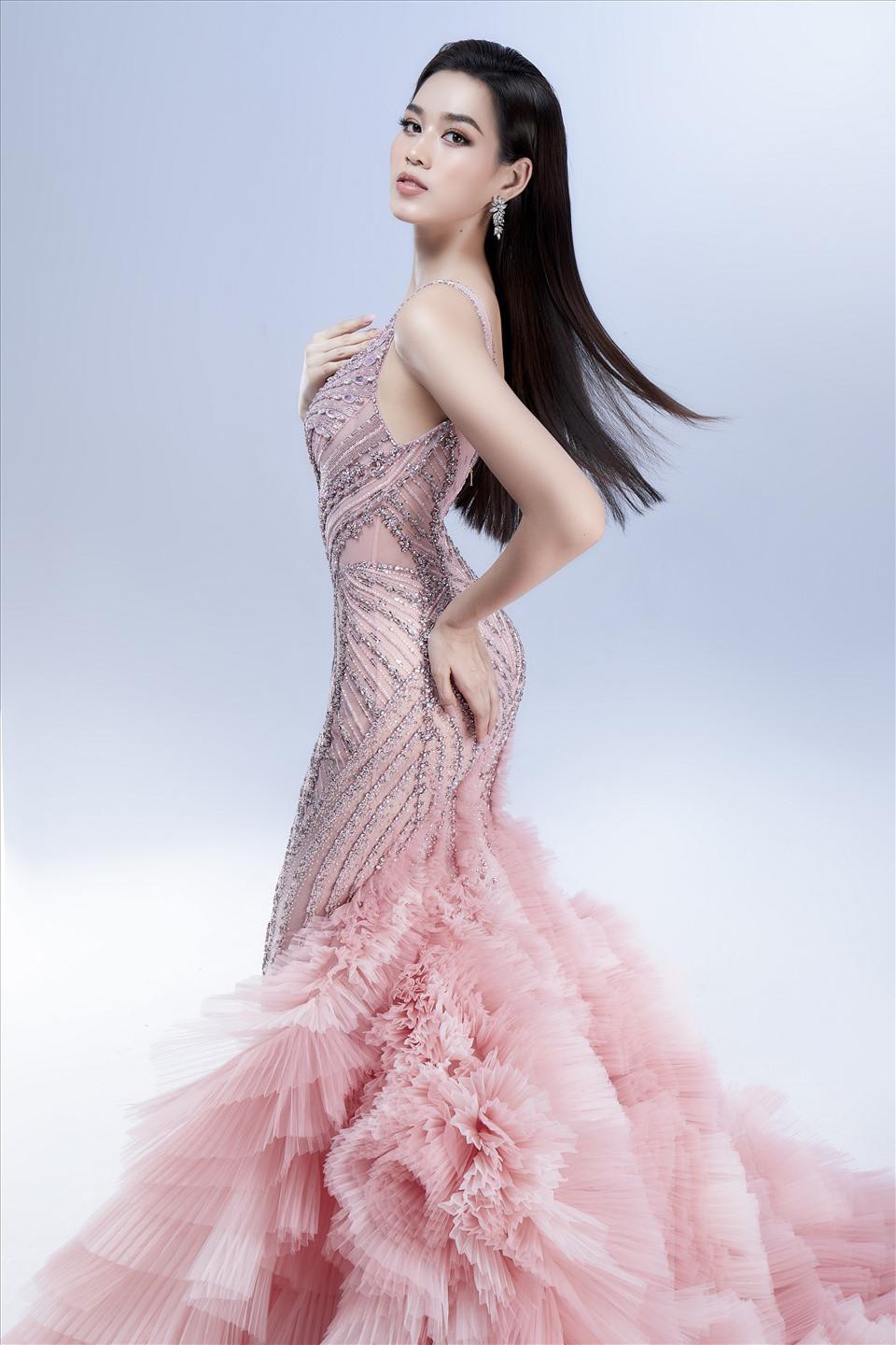 Mặc lại váy chung kết Miss World của Đỗ Thị Hà, Lâm Khánh Chi hóa búp bê quyến rũ ở tuổi 45-9