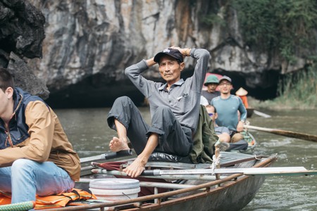 Khách Tây ngạc nhiên với tuyệt chiêu chèo thuyền của người Việt: Kỹ thuật quá đỉnh cao!-5
