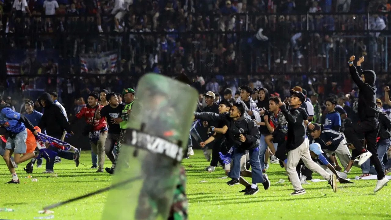 FIFA chính thức vào cuộc vụ bạo loạn đầy tang thương tại Indonesia-1