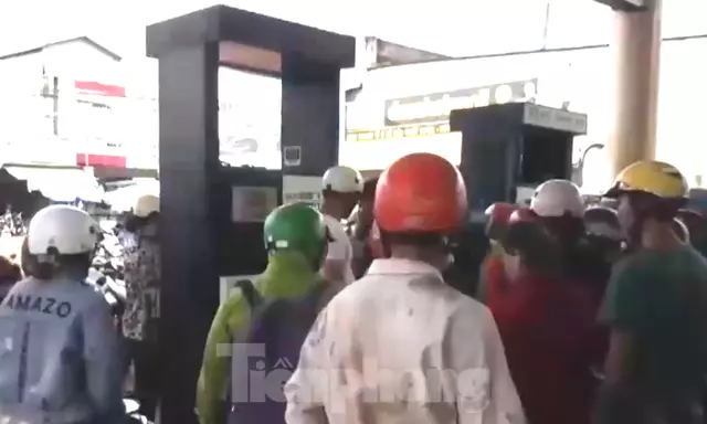 Chen nhau đổ xăng ở Bình Phước, tạp hóa ‘hét’ giá 30.000 đồng/lít-img