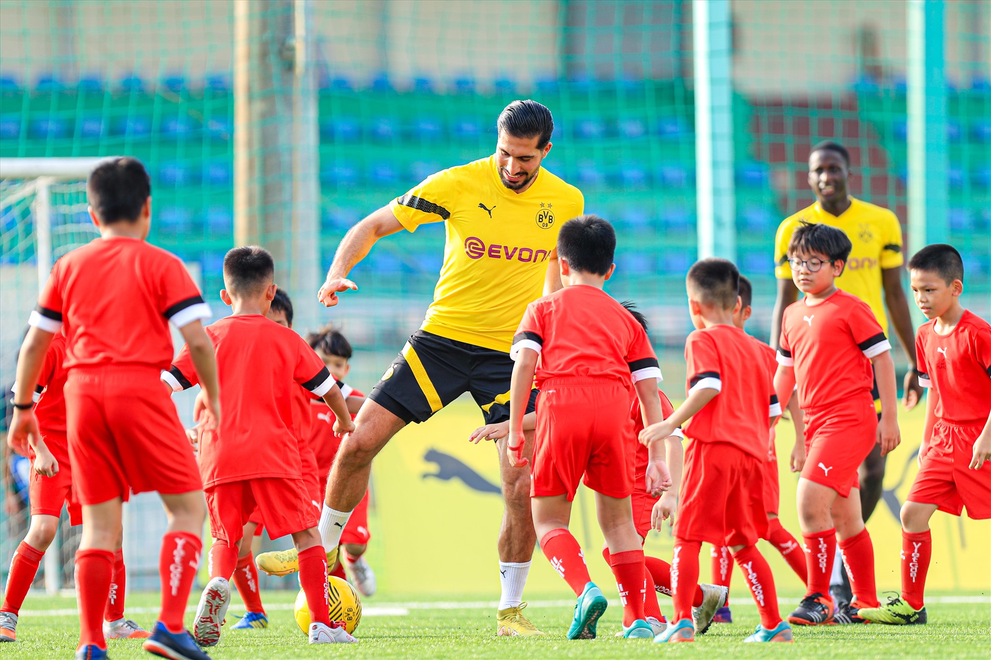 Ngôi sao Borussia Dortmund giao lưu các cầu thủ nhí Việt Nam-5