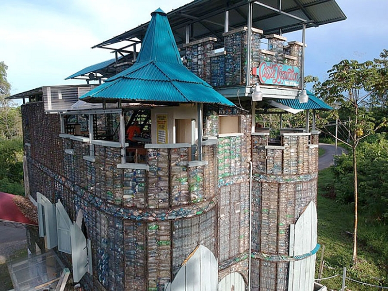 Người đàn ông xây cả ngôi làng bằng hàng triệu chai nhựa đã qua sử dụng-7