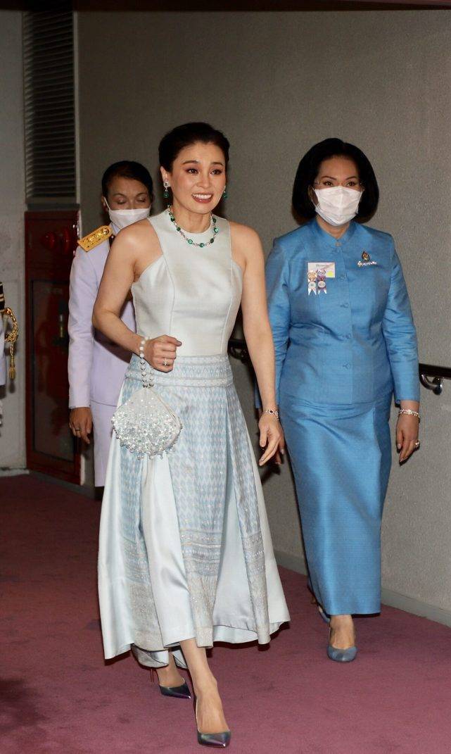 Chỉ cần một bộ váy nhã nhặn và áo choàng đơn giản, hoàng hậu Suthida (Thái Lan) đã thể hiện sự quý phái sang trong tột bậc, chiếm trọn tình cảm của người nhìn-6