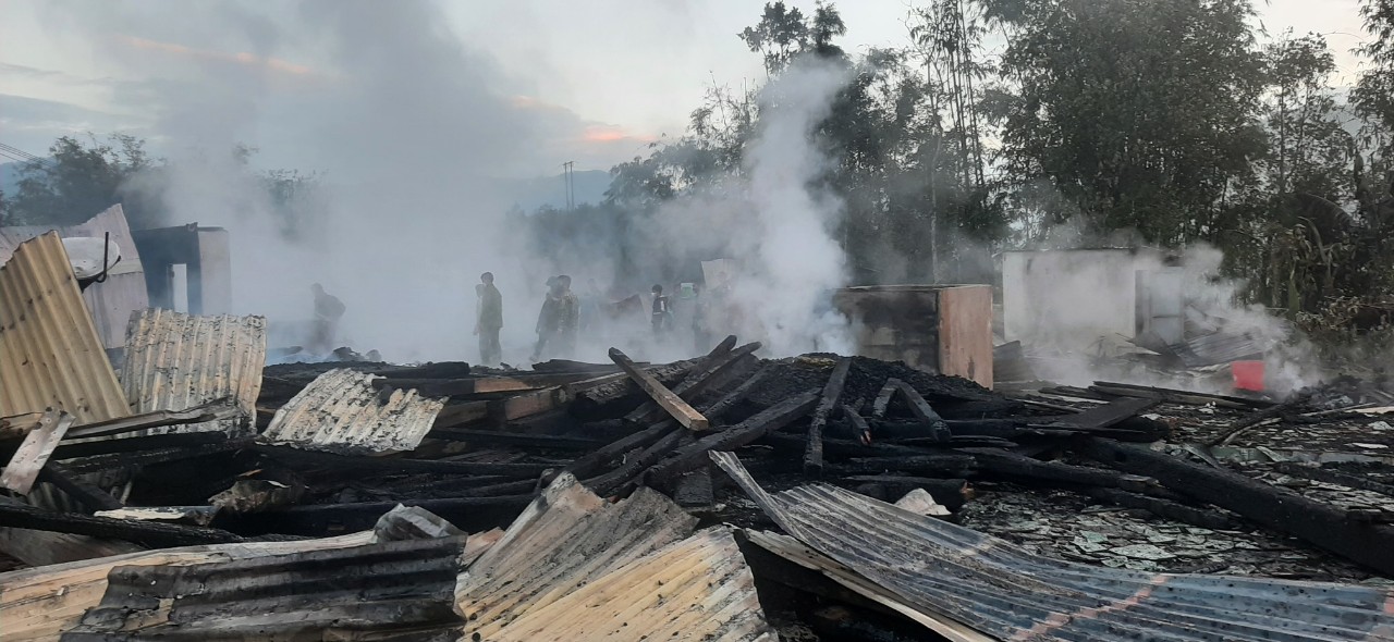 Quảng Nam: Đặt bếp lửa giữa nhà sưởi ấm, 8 ngôi nhà cháy rụi trong đêm-2