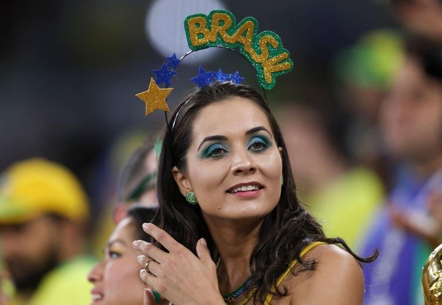 Những nữ cổ động viên Brazil xinh đẹp trên khán đài World Cup 2022-3