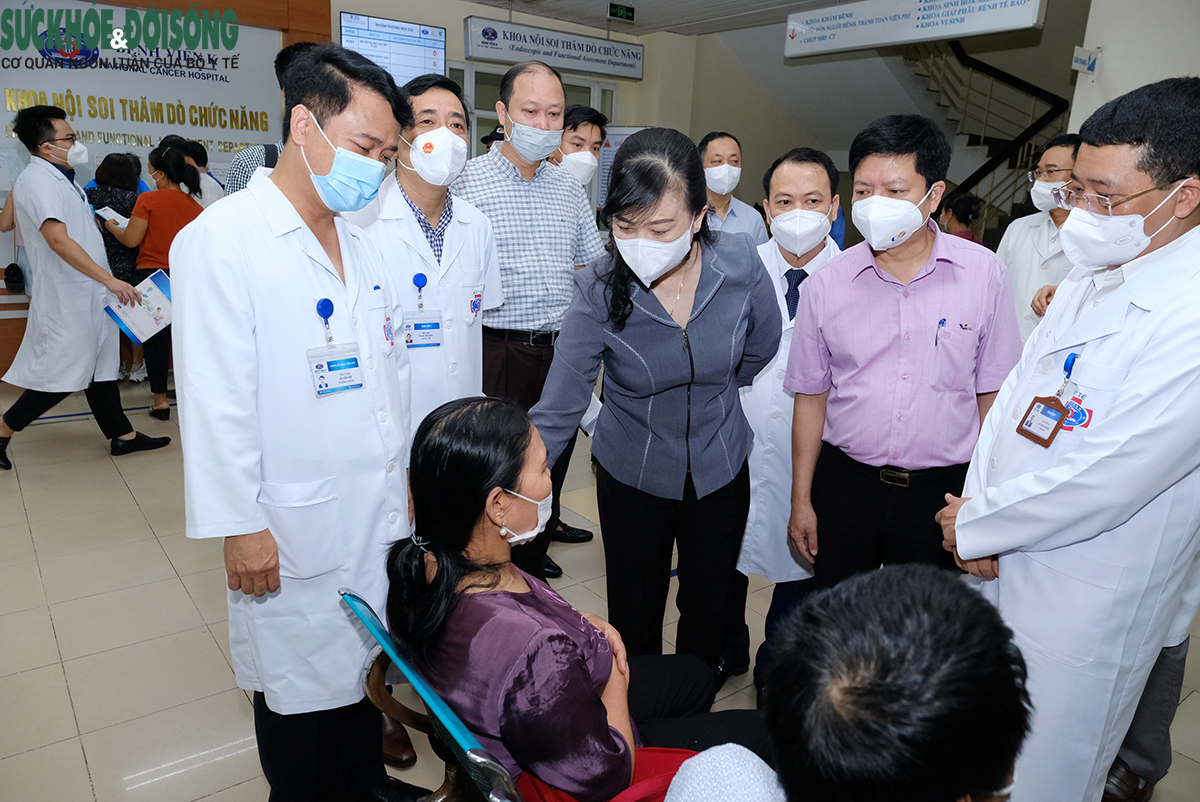 Làm việc tại Bệnh viện K, Quyền Bộ trưởng Bộ Y tế Đào Hồng Lan yêu cầu "làm sao tạo điều kiện thuận tiện nhất cho người bệnh"-2