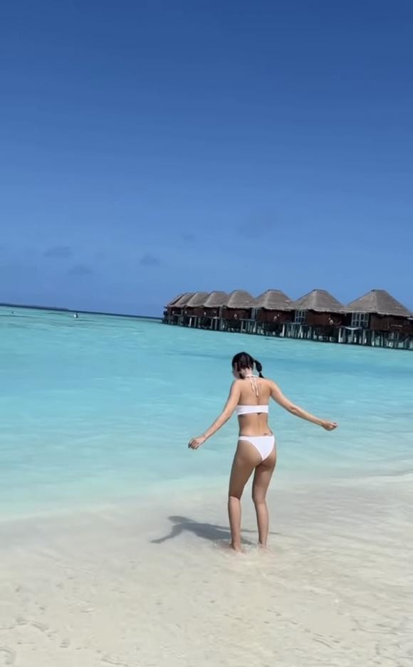 Ninh Dương Lan Ngọc khoe dáng nuột khi diện bikini ở Maldives nhưng lại gây chú ý vì điều này-1