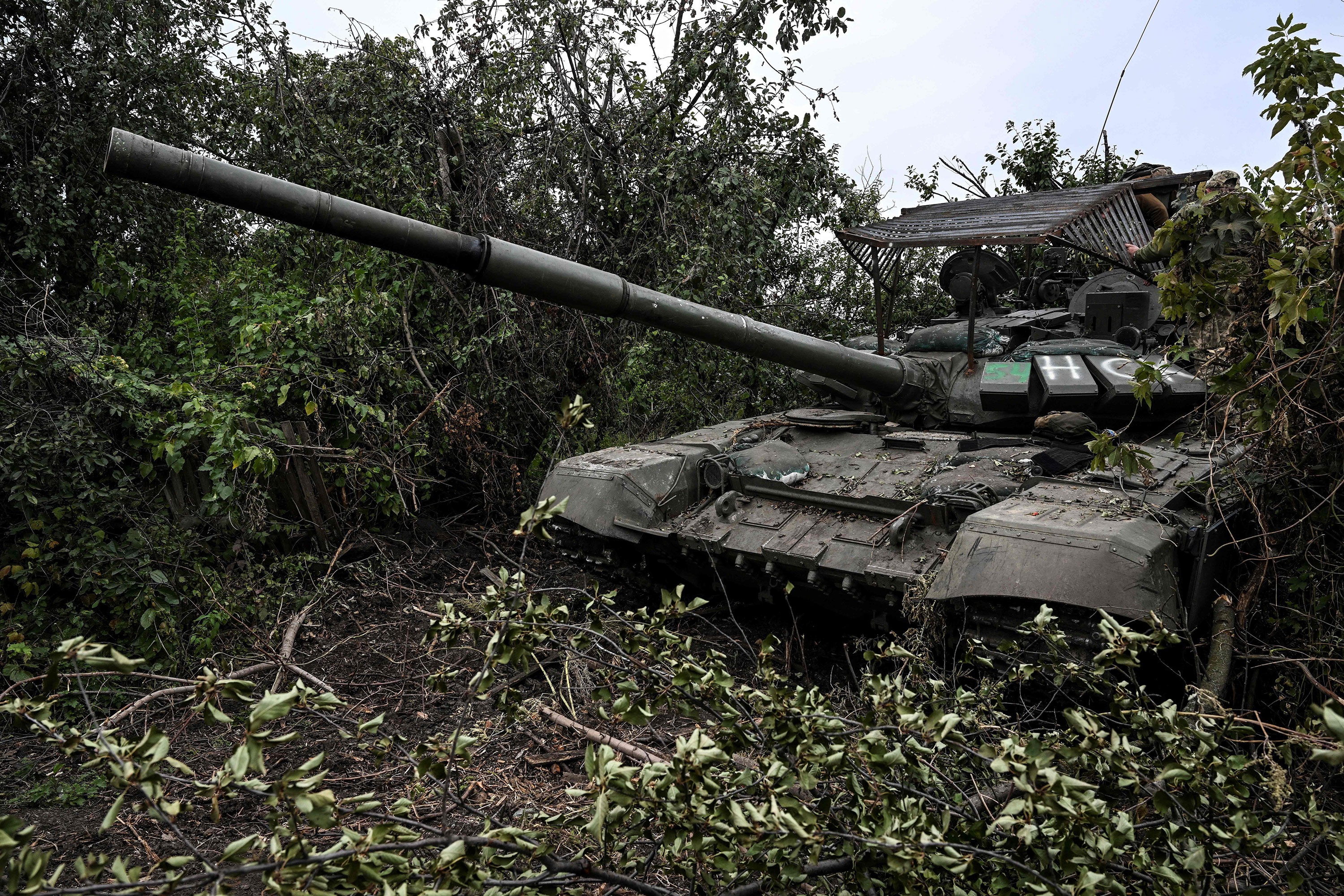 Hàng chục xe tăng Nga thành "mỏ vàng" cho Ukraine sau cuộc phản công-1