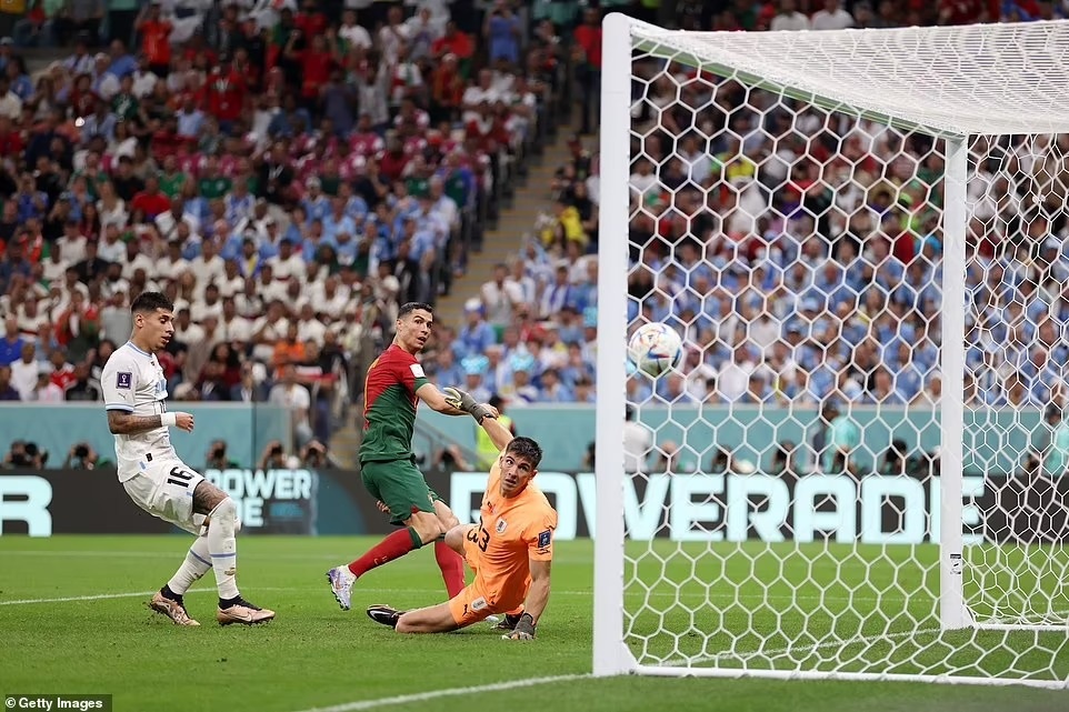 Ronaldo hai lần lỡ cơ hội lập kỷ lục trong chiến thắng của Bồ Đào Nha-1