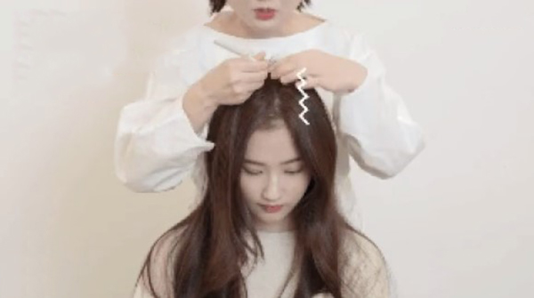 “Học lỏm” cách giữ tóc bồng bềnh như gái Hàn bất chấp mùa hè chỉ cần 3 mẹo và 3 sản phẩm-1