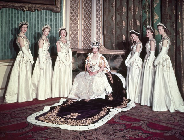 Sự thật đáng kinh ngạc về chiếc váy mang tính lịch sử của Nữ hoàng Anh trong lễ đăng quang cách đây 70 năm-2