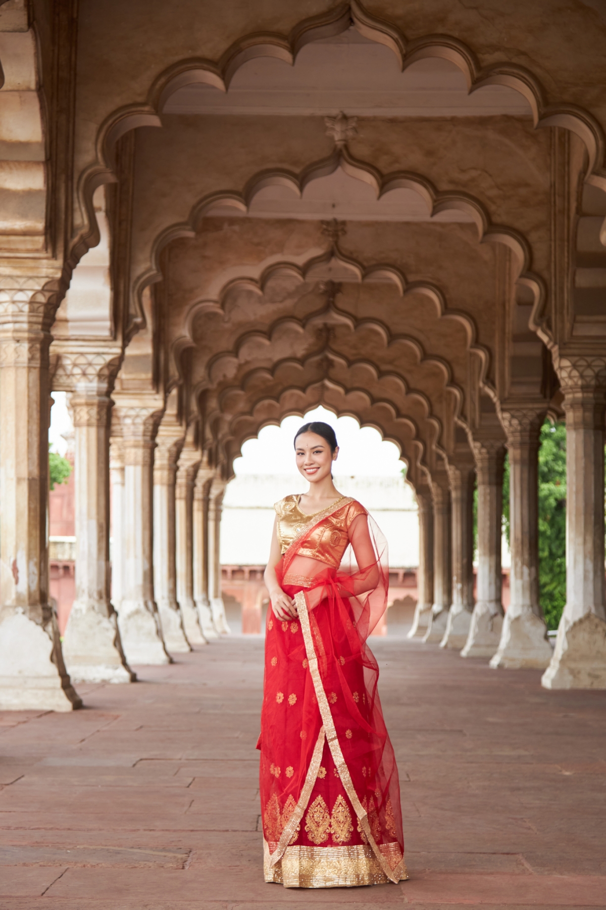 Á hậu Thủy Tiên đẹp cuốn hút trong trang phục truyền thống của phụ nữ Ấn Độ-1