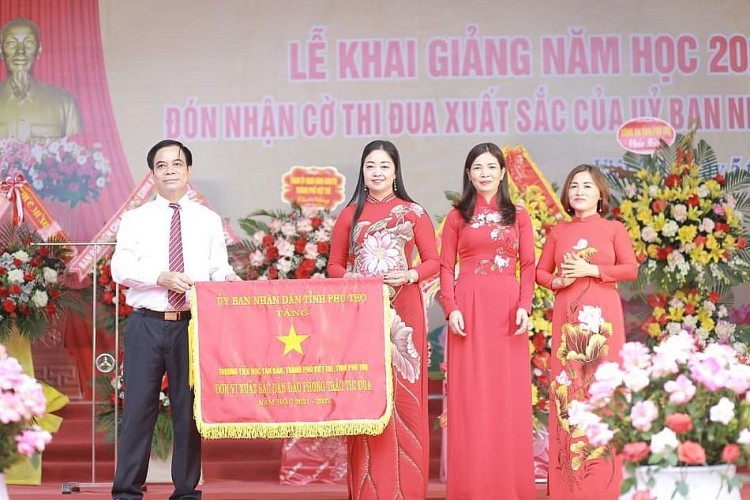 Trường tiểu học Tân Dân đón nhận Cờ thi đua của UBND tỉnh Phú Thọ tặng-1