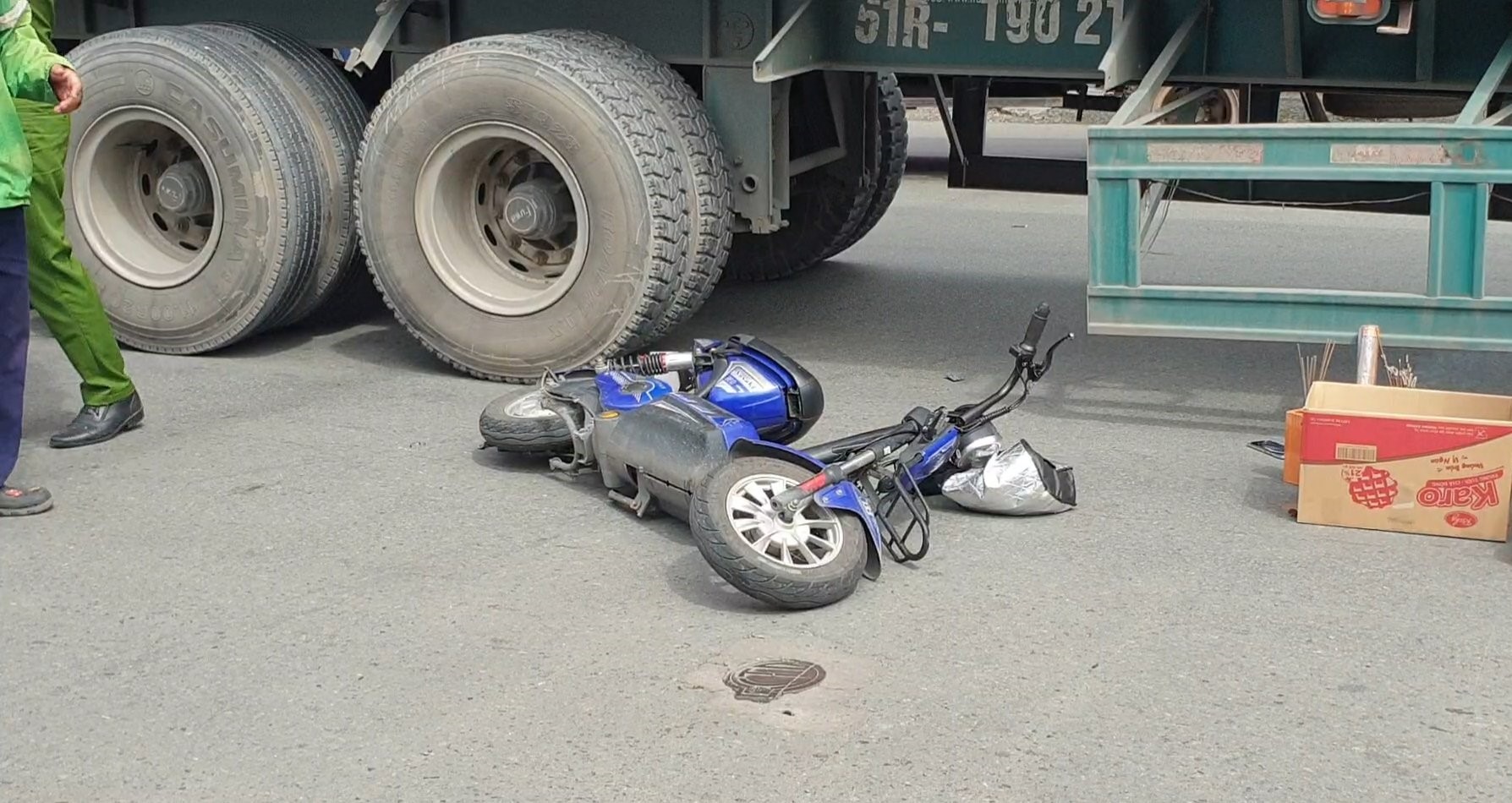 Tai nạn giữa xe đạp điện với container, 1 nam bảo vệ tử vong-2