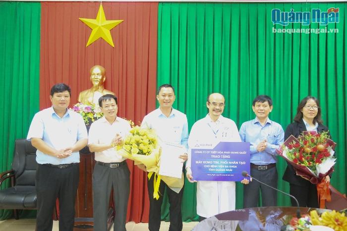 Công ty CP Thép Hòa Phát Dung Quất trao tặng máy ECMO cho Bệnh viện Đa khoa tỉnh-1