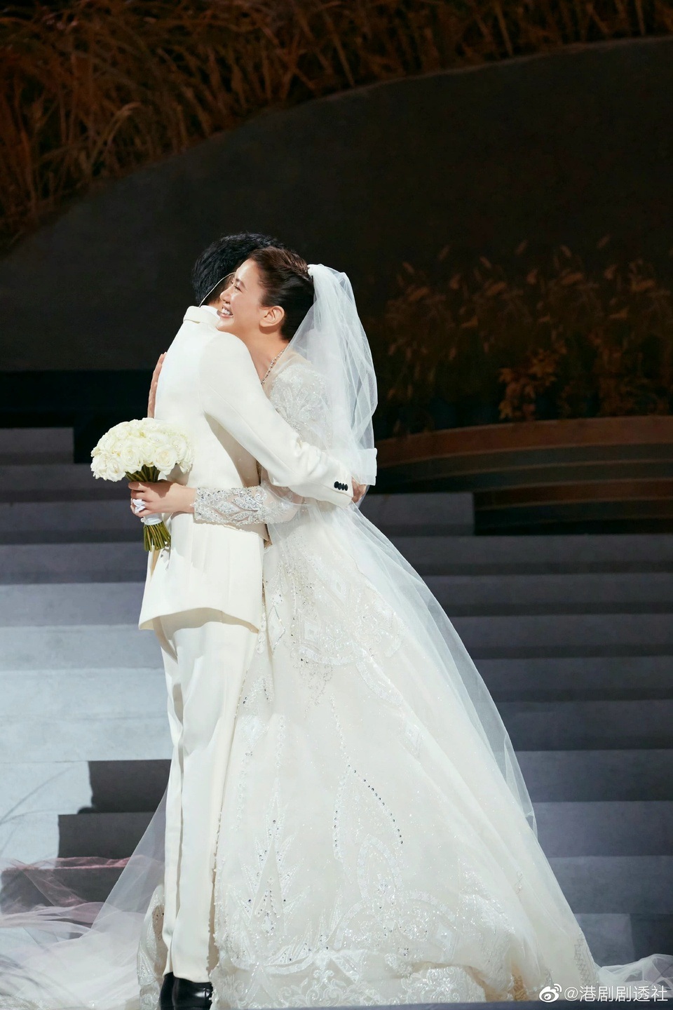 Sau gần 20 năm kết hôn, cựu hoa hậu Viên Vịnh Nghi lần đầu mặc váy cưới-2