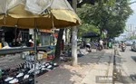 Hà Nội: Lắp rào chắn, vỉa hè vẫn bị chiếm dụng bán hàng, đỗ ôtô-cover-img