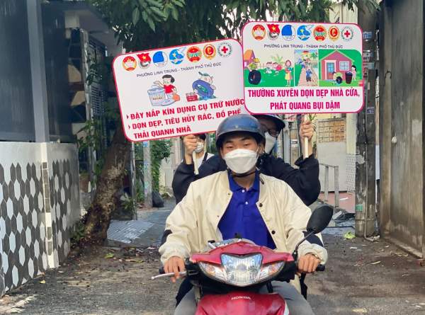 Chạy xe máy khắp phường để tuyên truyền dịch sốt xuất huyết-5