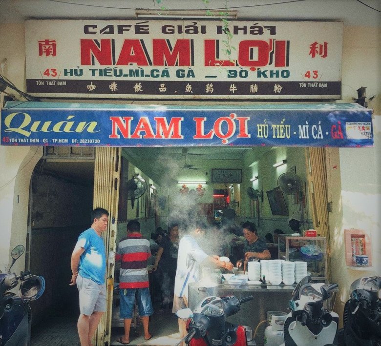 Quán hủ tiếu “nhợt nhạt” nhưng tồn tại suốt 70 năm ở Sài Gòn, 105.000 đồng/tô mà khách xếp hàng từ 5h sáng-1
