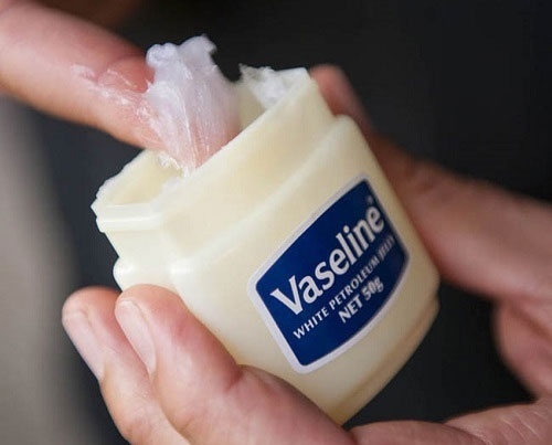 Có nên bôi vaseline sau khi xăm môi? Hướng dẫn sử dụng vaseline dưỡng môi đúng cách-5