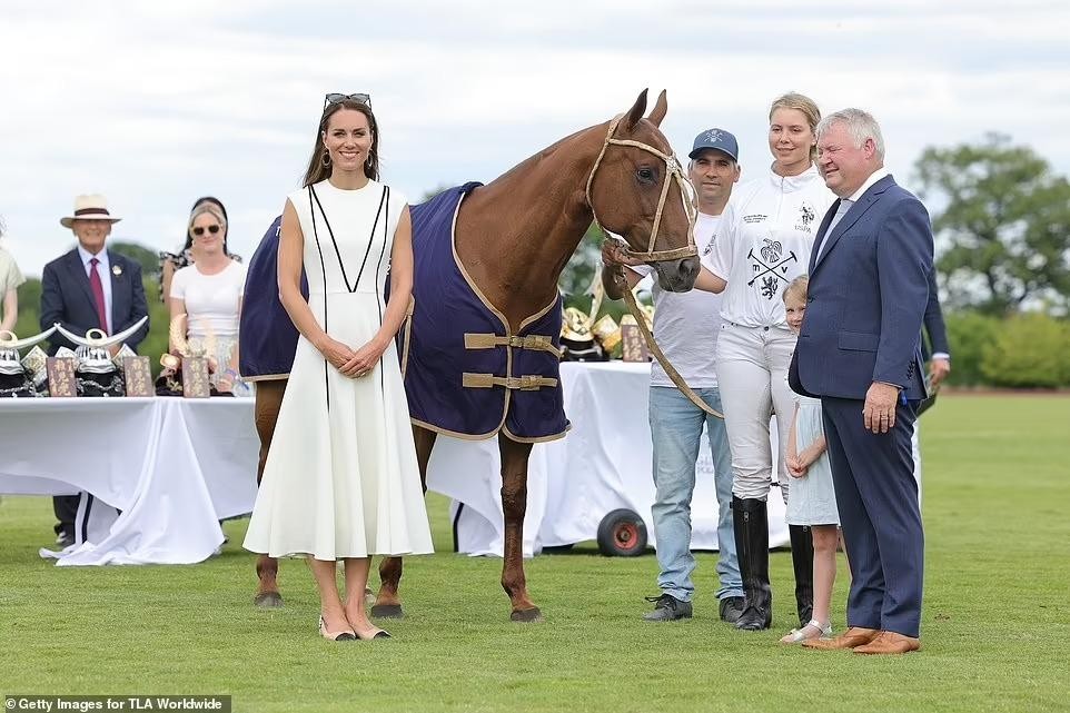 Công nương Kate rạng ngời trên sân đấu polo, được chồng hôn mừng chiến thắng-16
