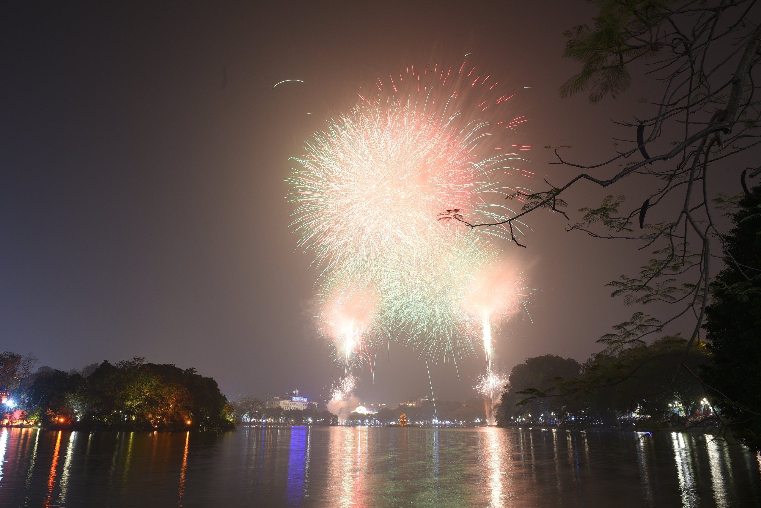 Hà Nội: Pháo hoa rực rỡ chào năm mới Quý Mão 2023-3