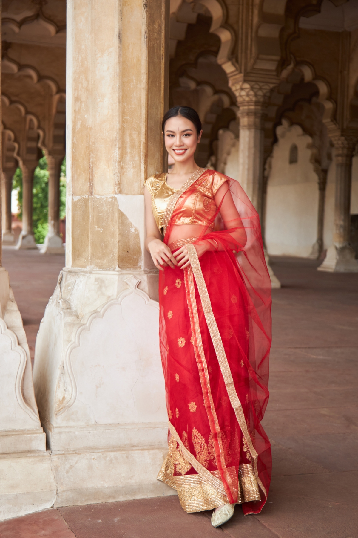 Á hậu Thủy Tiên đẹp cuốn hút trong trang phục truyền thống của phụ nữ Ấn Độ-4