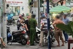 TP.HCM: Suýt va chạm giao thông, hai người đánh nhau náo loạn-cover-img